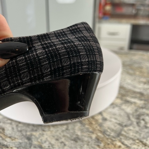 𝅺hush Puppies Soft Style Memory Foam Plaid Velour Pump Heels With Buckle Size 8 - Picture 3 of 10